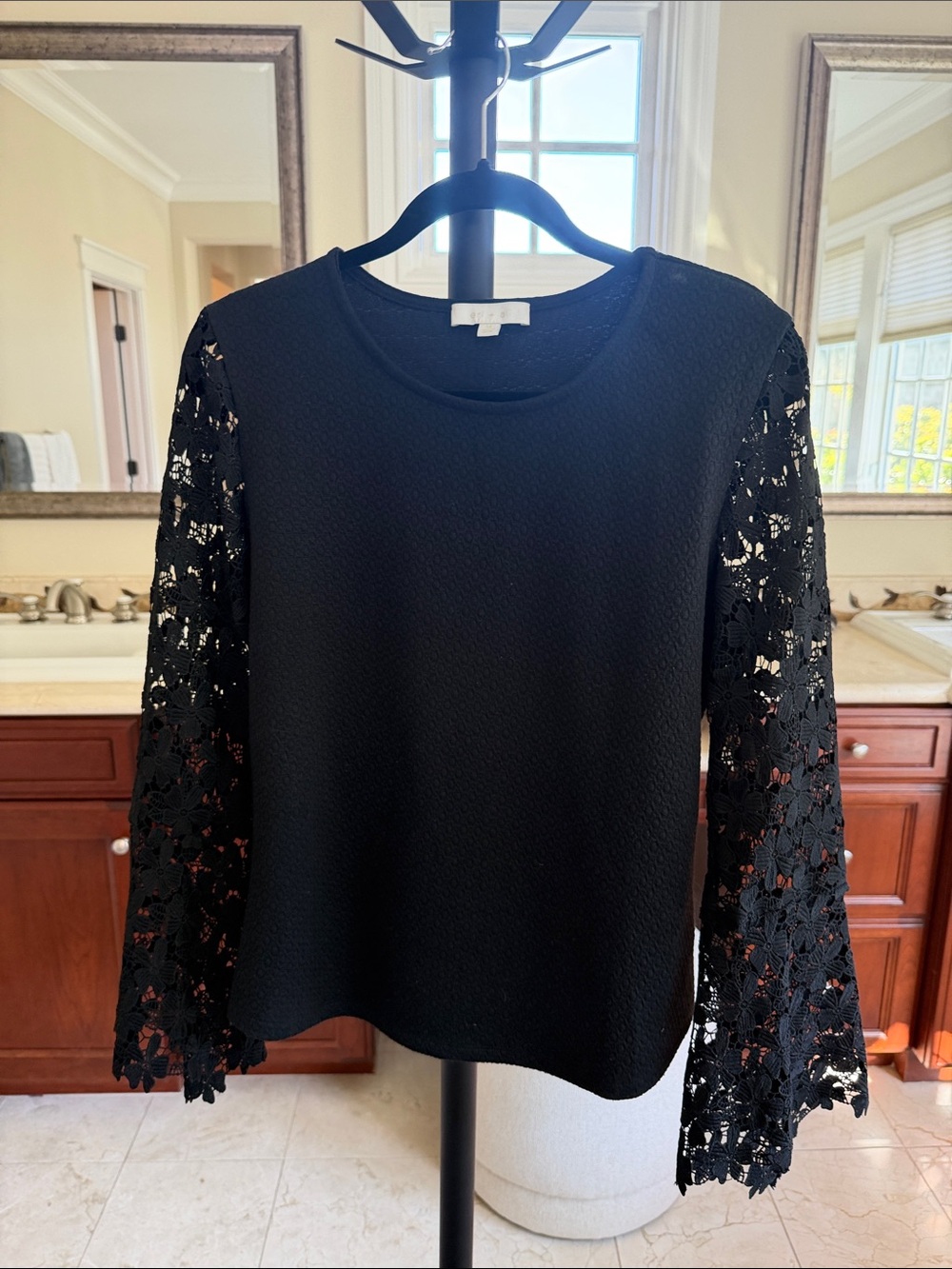 Black Women's Lace-Sleeve Top
